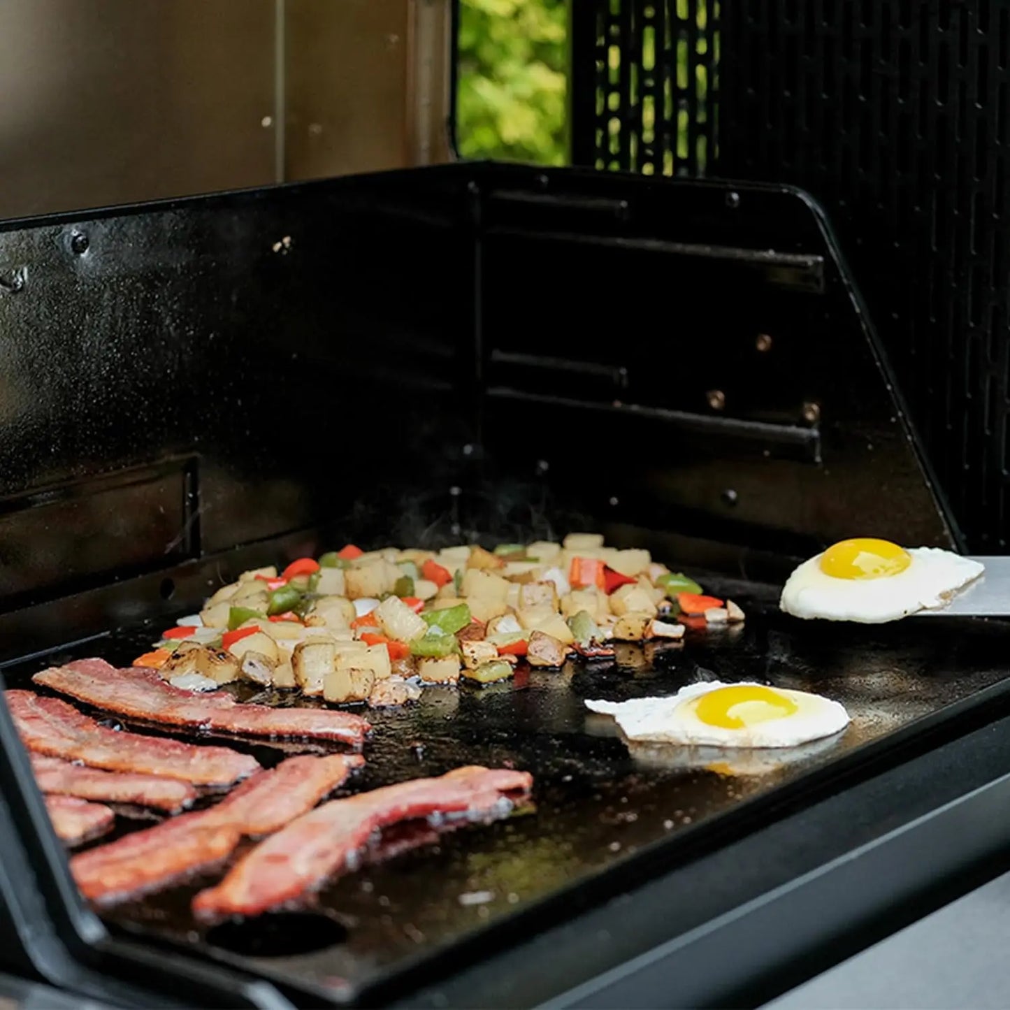 Gravity Series® 800 Digital Charcoal Grill